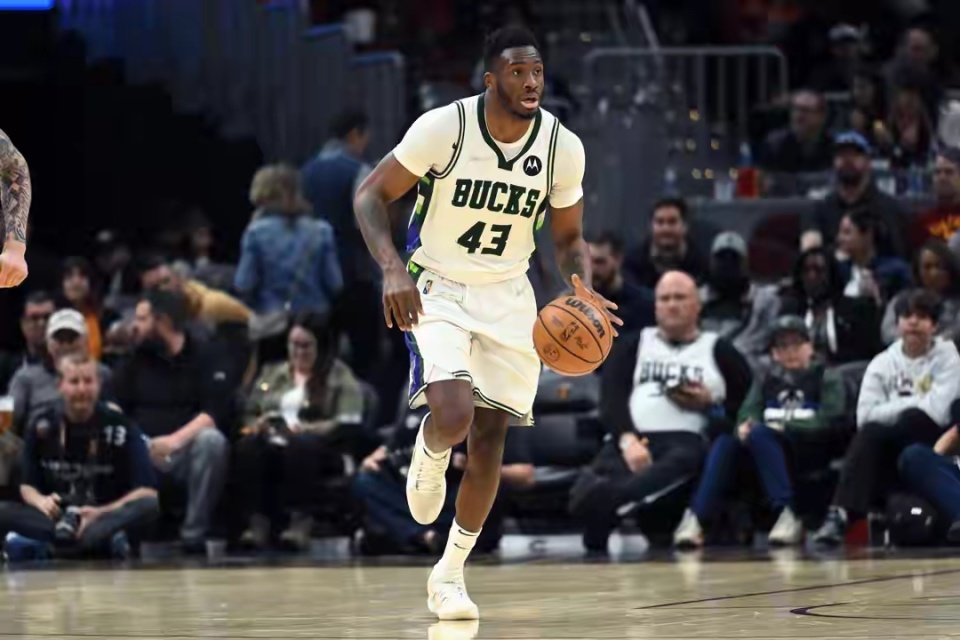 合同为一年, 万美元的薪, 间达到了