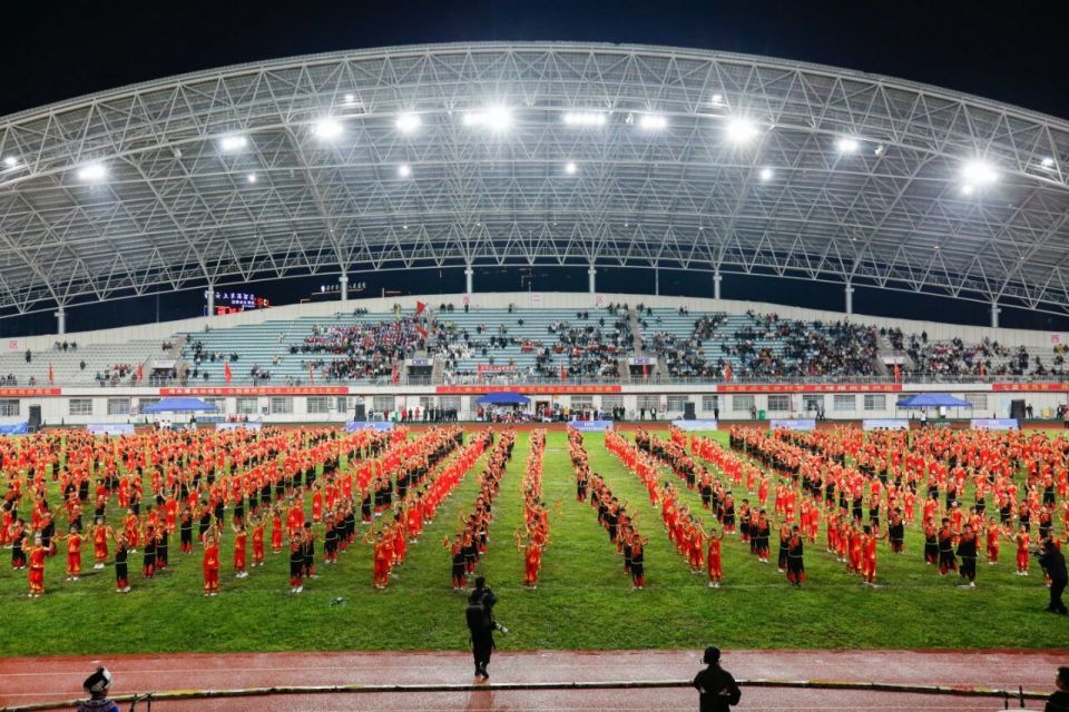 展写下生动 展写下生动